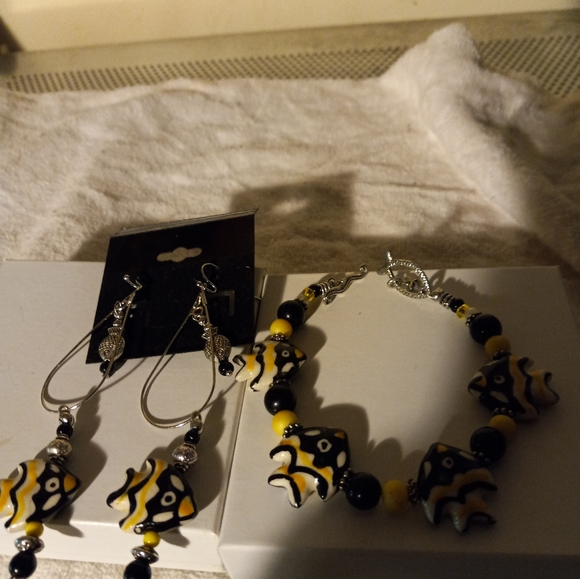 Handmade  ceramic fish   bracelet with  matching pierced fish 🐠 earrings - Picture 3 of 3